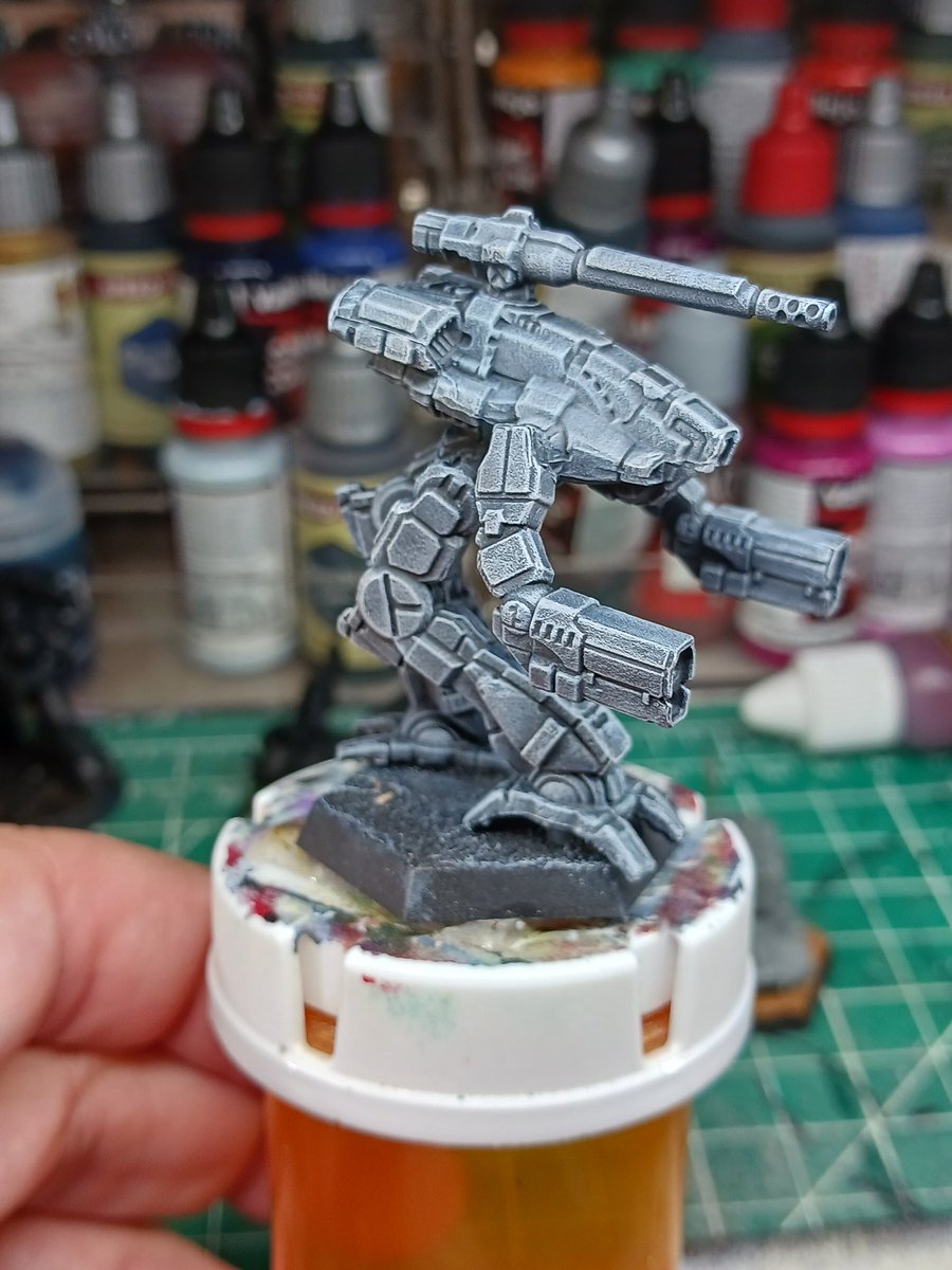 TheHappyHereti1's tweet image. Spent some time today working on an ashy gray scheme for the 2nd Genyosha (or 1st Genyosha, or GDL, or &lt;insert gray unit here&gt;). Started sponging a dark gray on black primer, then did a heavy dry brush of successively lighter hues. Thinned down some Gravelord Gray with a lot of…