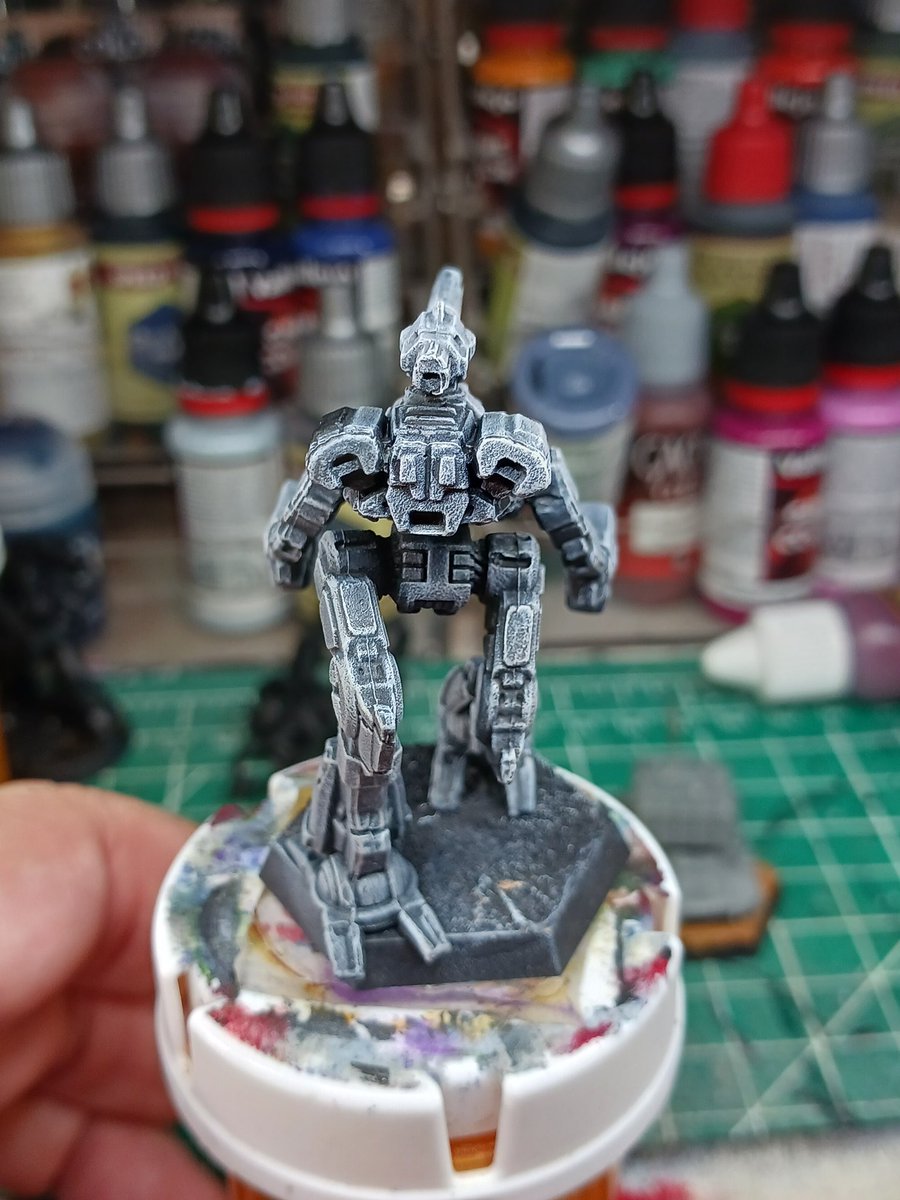 TheHappyHereti1's tweet image. Spent some time today working on an ashy gray scheme for the 2nd Genyosha (or 1st Genyosha, or GDL, or &lt;insert gray unit here&gt;). Started sponging a dark gray on black primer, then did a heavy dry brush of successively lighter hues. Thinned down some Gravelord Gray with a lot of…