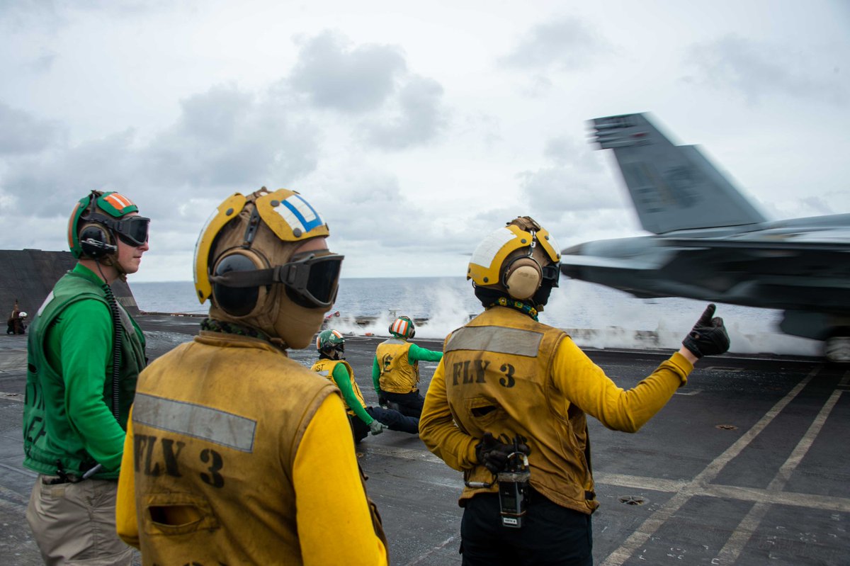 USPacificFleet's tweet image. ✈ #FlyNavy launch party on #TacticalTuesday ⚓🇺🇸
@USNavy F/A-18E/F Super Hornets launch from the flight deck of the aircraft carrier USS Carl Vinson (CVN 70), July 21, while underway conducting routine ops in #US7thFleet.
📍: Philippine Sea
📸: MCSN Pablo Chavez