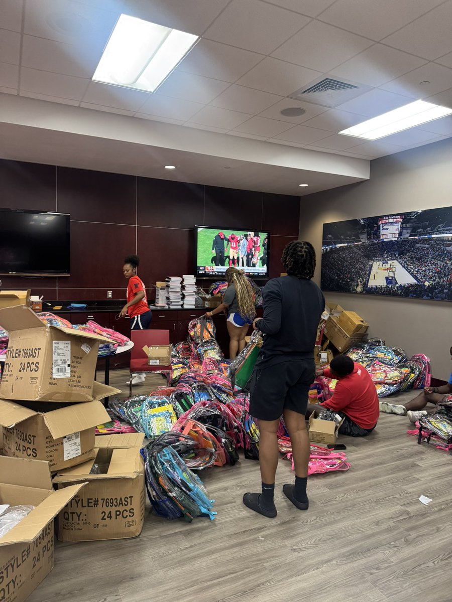 YolettMcCuin's tweet image. Two. More. Sleeps! Our street team is getting ready to Serve! #NoCeilings