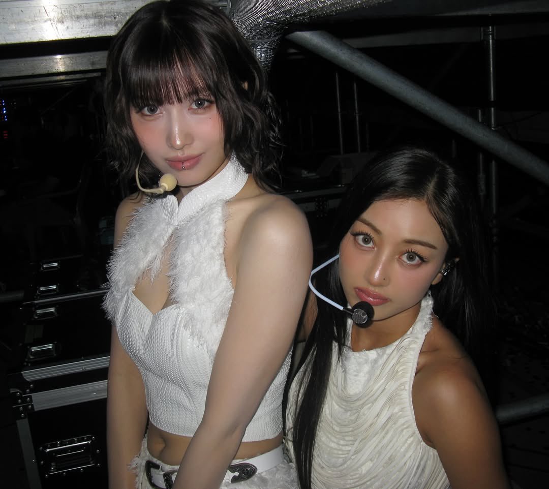 jihyopictures's tweet image. pov: mohyo saw you from across the bar and really dig your vibe