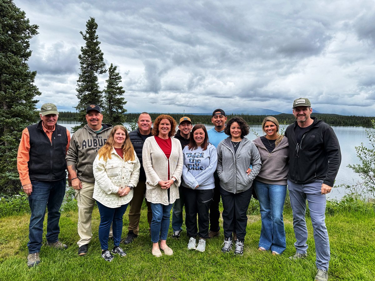 Franklin_Graham's tweet image. Today it was great to be with these incredible law enforcement couples who are in Alaska for our @BGEA Biblically-based marriage retreat at Mystic Lake. God bless them for serving their communities so well! Also grateful to my son @EdwardG1911 and his wife Kristy for being there…