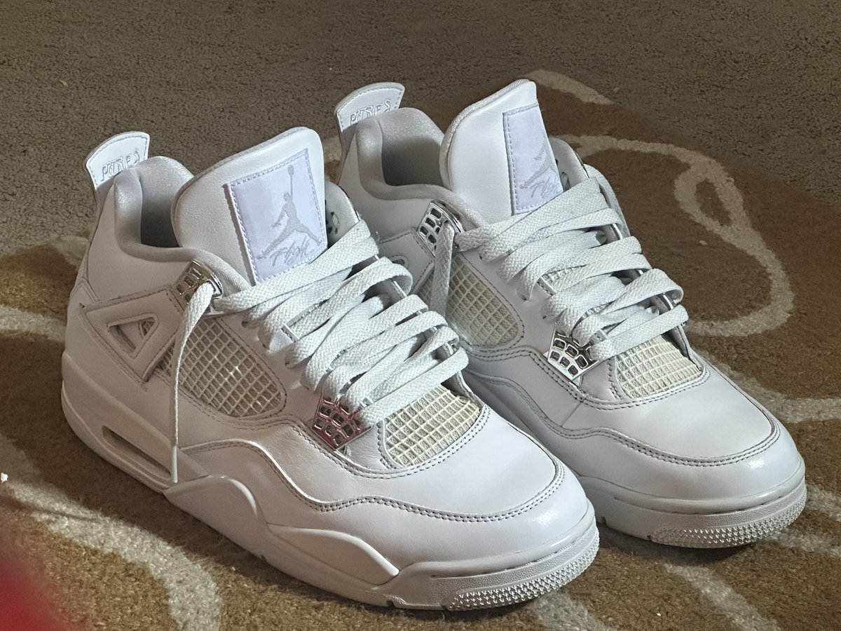 jock194's tweet image. Is there anybody else in the Fandom that fw shoes?