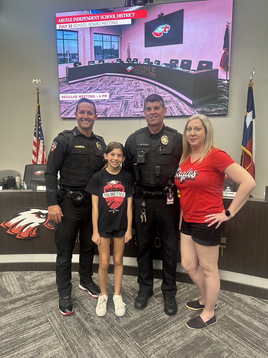 During tonight's meeting, Argyle ISD held the swearing in for new police officer 👮 Jeff Mitchell. The Argyle resident has 33 years of law enforcement experience and a decade working in school districts. He will be the new officer at Jane Ruestmann Elementary.

#TogetherWeSoAr