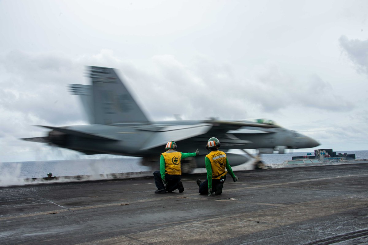 USPacificFleet's tweet image. ✈ #FlyNavy launch party on #TacticalTuesday ⚓🇺🇸
@USNavy F/A-18E/F Super Hornets launch from the flight deck of the aircraft carrier USS Carl Vinson (CVN 70), July 21, while underway conducting routine ops in #US7thFleet.
📍: Philippine Sea
📸: MCSN Pablo Chavez