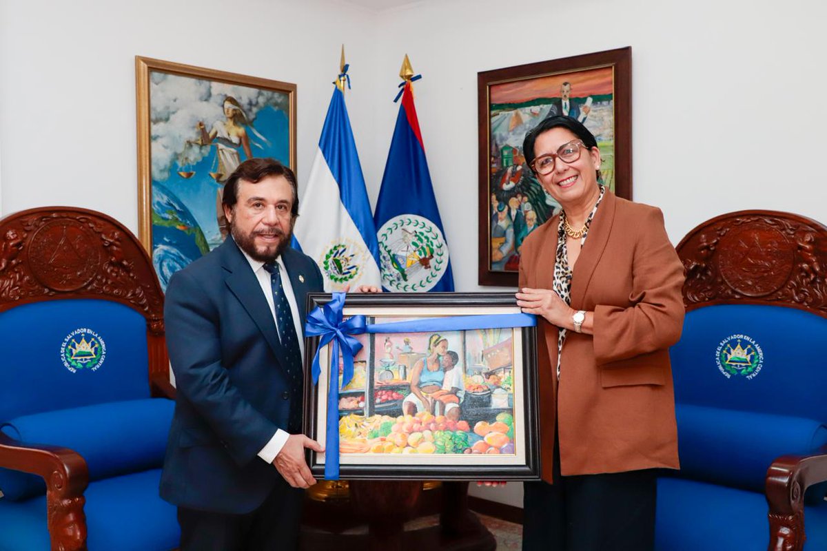 VCpresidenciaSV's tweet image. 🇧🇿🤝🏻🇸🇻El Vicepresidente de la República de El Salvador, Sr. Félix Ulloa hijo (@fulloa51), sostuvo una reunión de cortesía con la Embajadora de Belice en El Salvador (@Bzeembassysv), Sra. Cherie Nisbet, con motivo de su próxima finalización de misión diplomática en el país.…