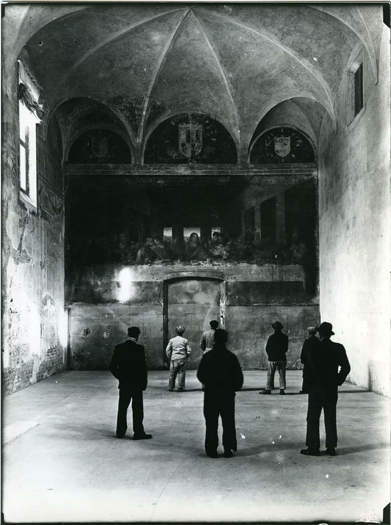 s_decatur's tweet image. On August 15, 1943, the Allies bombed Milan and left the church of the Santa Maria delle Grazie almost completely destroyed. Remarkably, Leonardo Da Vinci’s ‘The Last Supper’ survived the attack undamaged.
