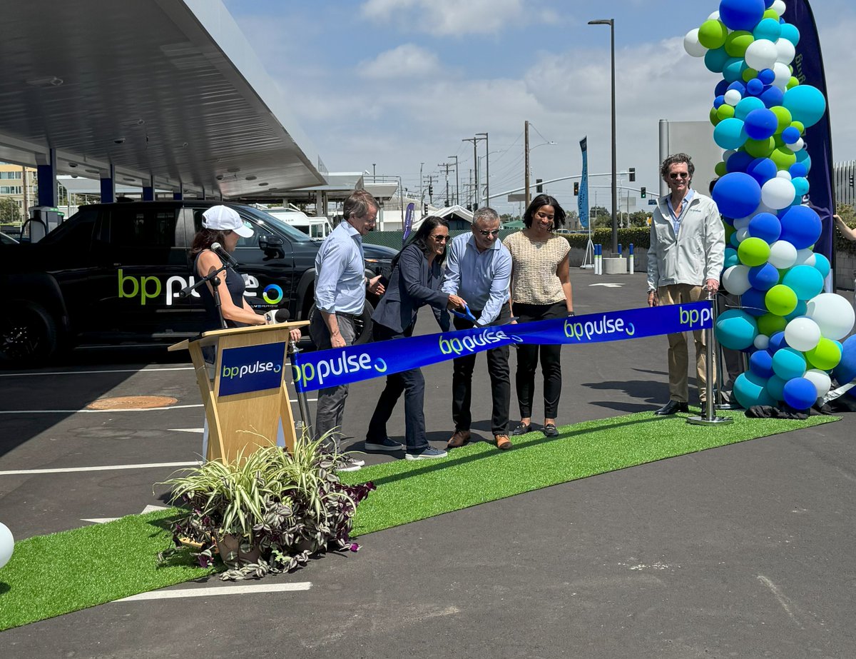 ElectricRoadmap's tweet image. Congratulations to EC Business Council partner bp pulse on today's ribbon-cutting at its new EV charging hub in Inglewood, CA, near LAX! The site features 48 fast-charging stations, a lounge, vending machines, restrooms, and Wi-Fi.
