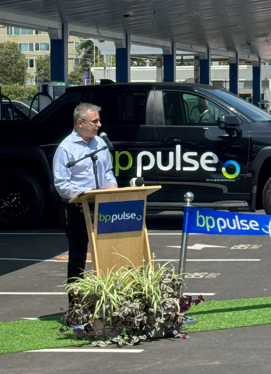 ElectricRoadmap's tweet image. Congratulations to EC Business Council partner bp pulse on today's ribbon-cutting at its new EV charging hub in Inglewood, CA, near LAX! The site features 48 fast-charging stations, a lounge, vending machines, restrooms, and Wi-Fi.