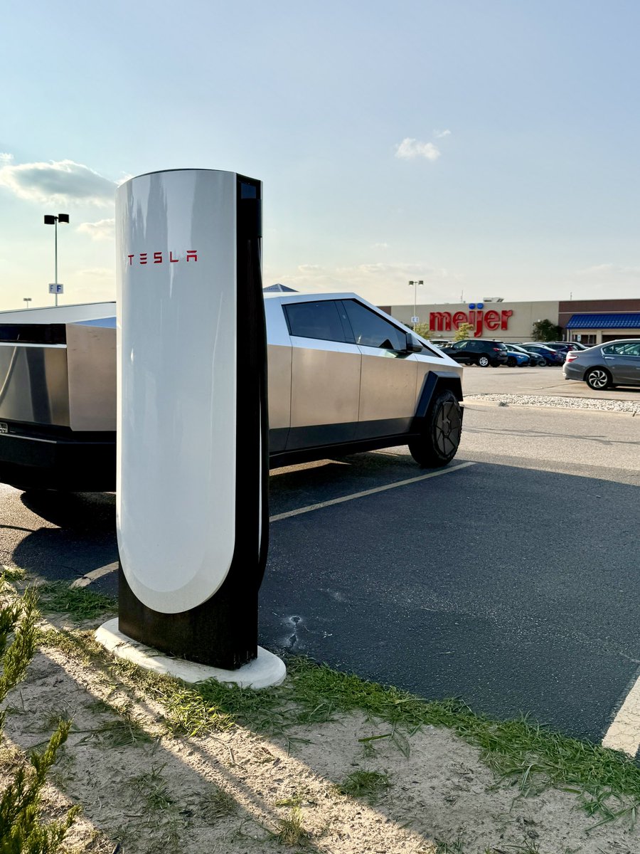 billykyle's tweet image. Quick pit stop in Grand Rapids. I swear every supercharger in Michigan is at a Meijer 😂