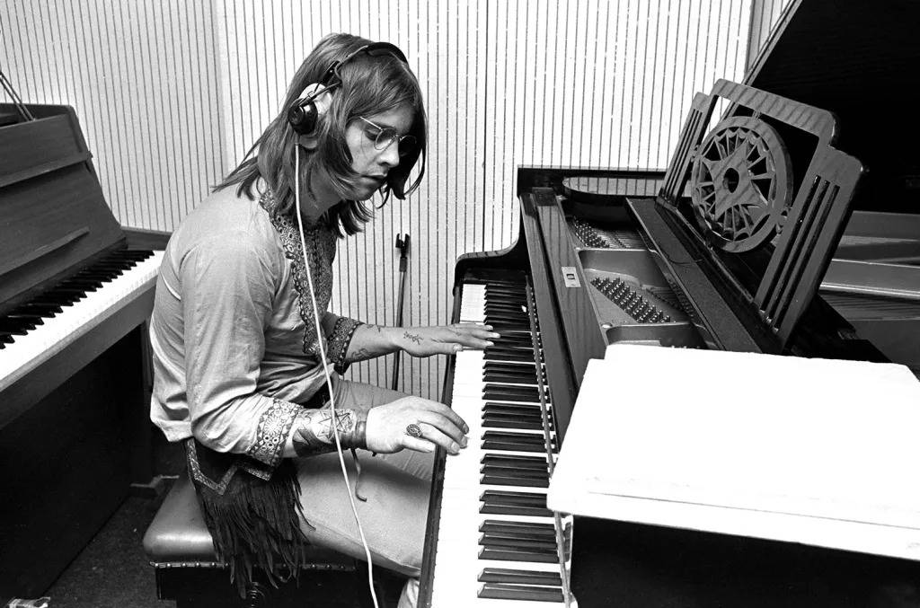 Ozzy es más que un pionero del heavy metal: aventurero, buscador, conductor de un tren loco que atraviesa infiernos y paraísos perdidos. El príncipe de las tinieblas con la voz de un ángel caído. La risa, las plateadas cruces y el resplandor se quedan acá. Gracias por el viaje 🖤