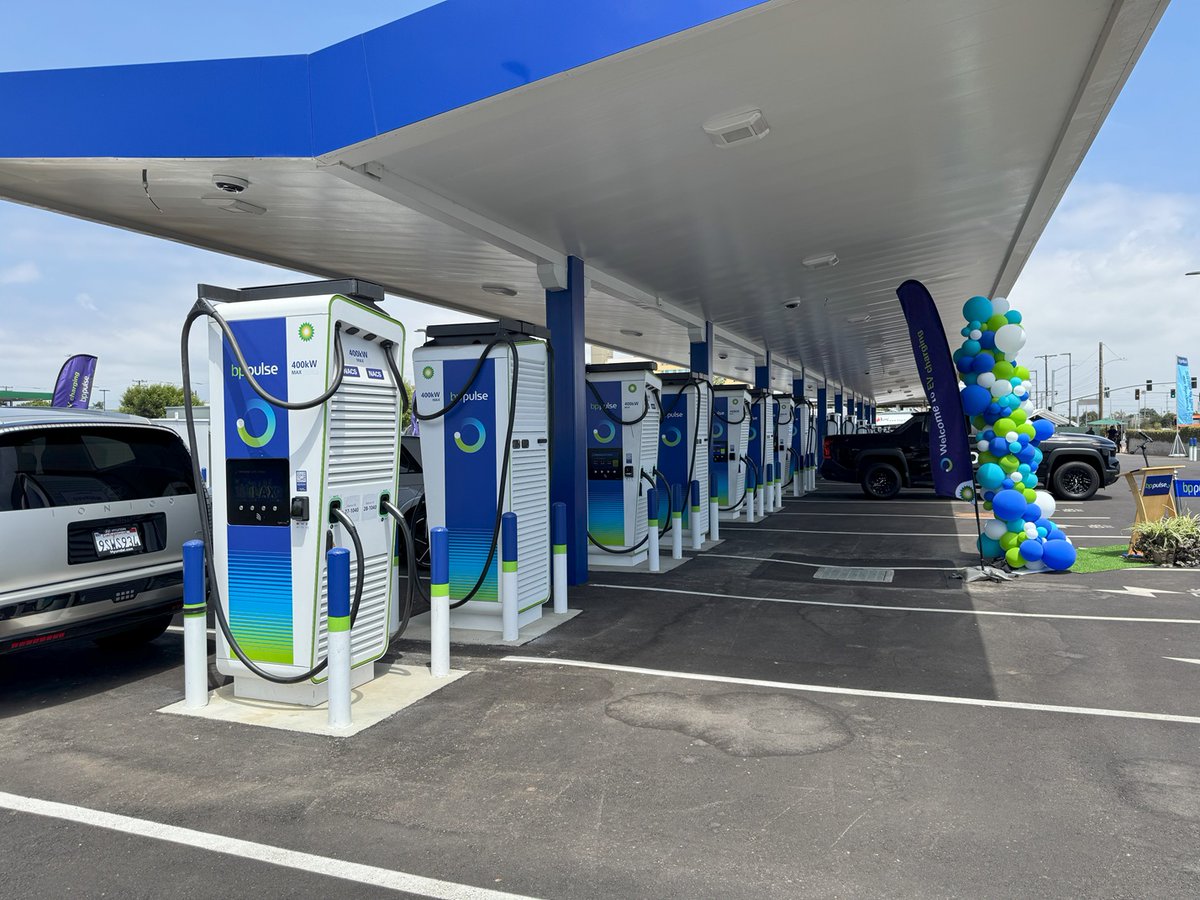 ElectricRoadmap's tweet image. Congratulations to EC Business Council partner bp pulse on today's ribbon-cutting at its new EV charging hub in Inglewood, CA, near LAX! The site features 48 fast-charging stations, a lounge, vending machines, restrooms, and Wi-Fi.