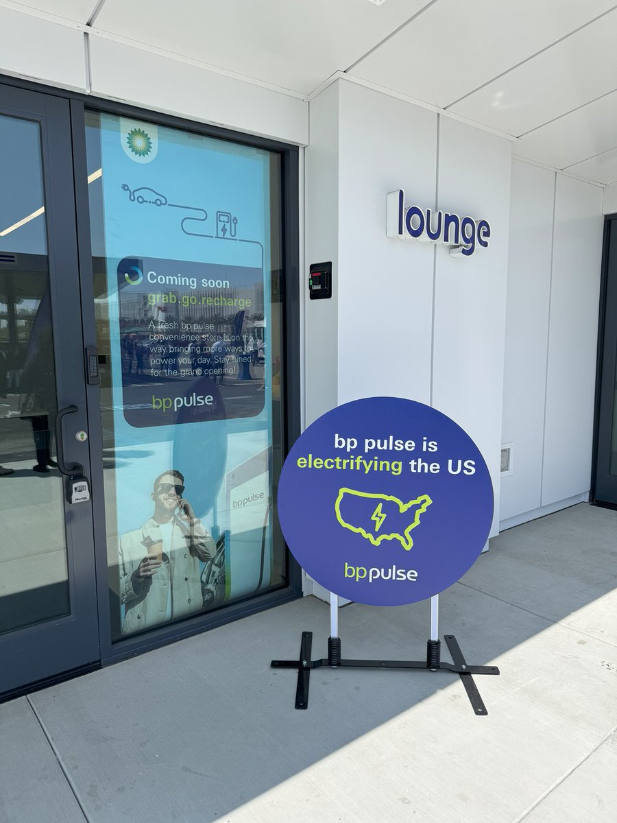 ElectricRoadmap's tweet image. Congratulations to EC Business Council partner bp pulse on today's ribbon-cutting at its new EV charging hub in Inglewood, CA, near LAX! The site features 48 fast-charging stations, a lounge, vending machines, restrooms, and Wi-Fi.