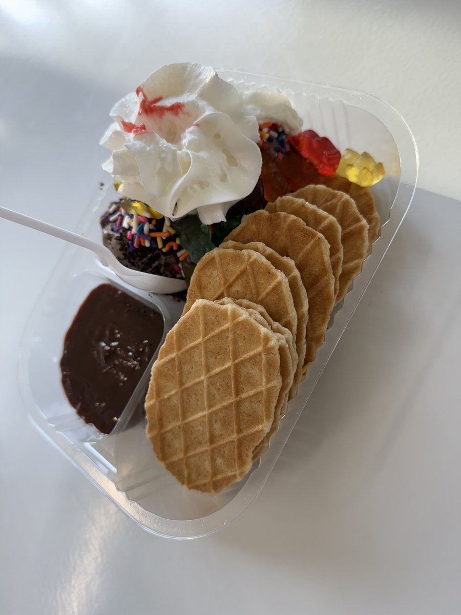 wobblymami's tweet image. At this freaky ass ice cream shop and they had ice cream nachos