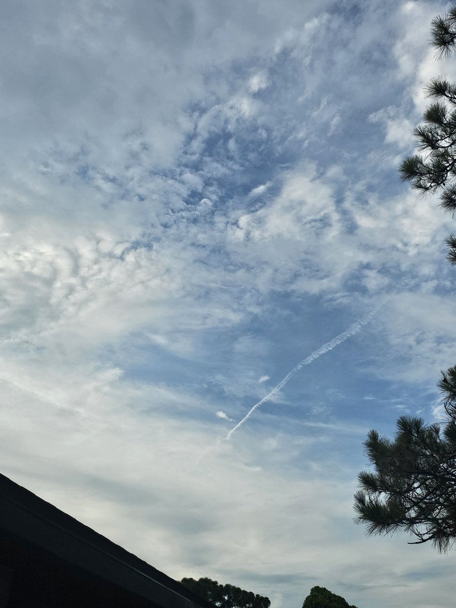 b_gimpl1234's tweet image. Is this what your skies usually look like here in Florida, seems to be a regular occurence now, im sure community notes will correct me though.