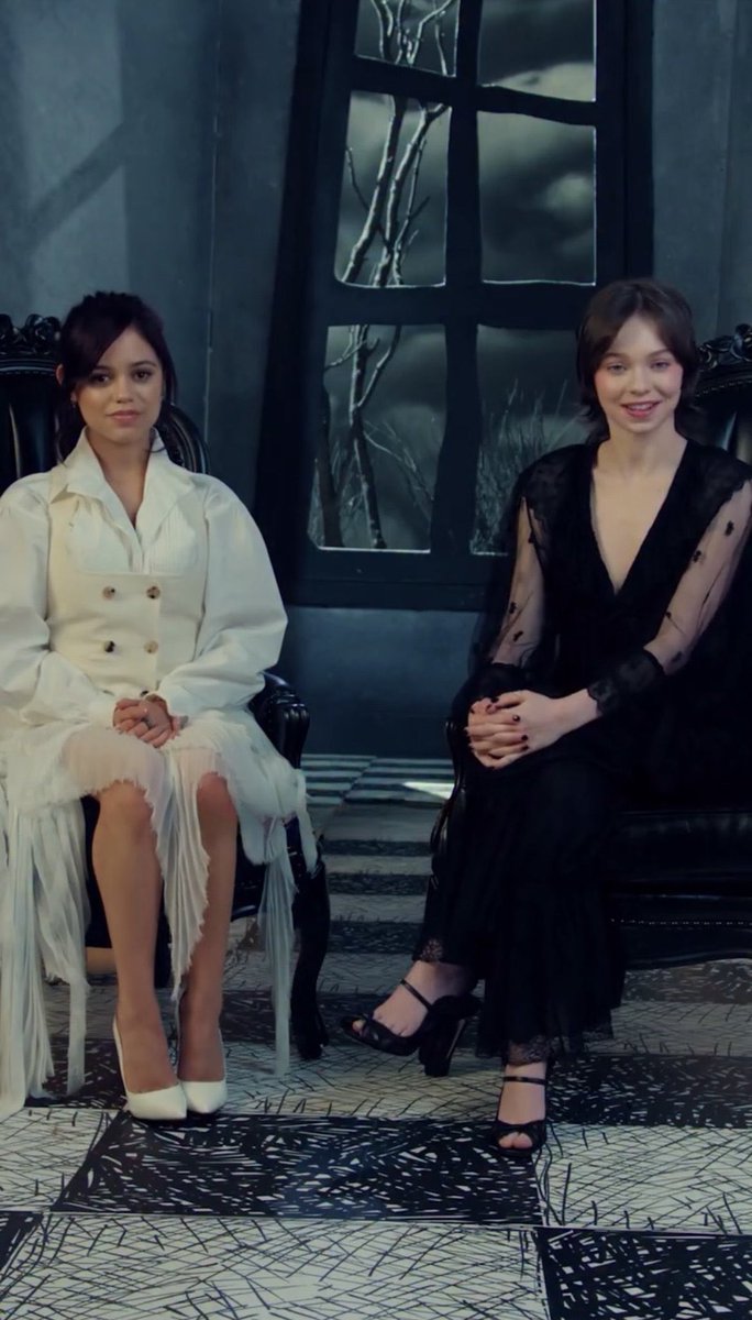 WednesdaysDaily's tweet image. Jenna &amp;amp; Emma 🖤
