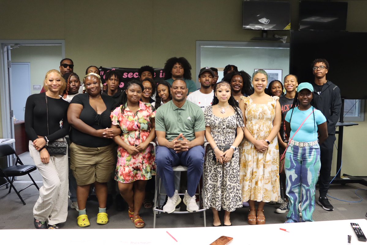 madxchildish's tweet image. Beyond thankful Deanwood Radio Broadcasting had the opportunity to speak with our councilman @WendellforWard7 📣 Rather than talk at us, he took the time to listen and his impact will be felt throughout the city
#dprprograms #morethanarec