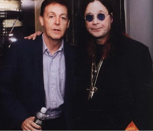 Que feo se siente que nos esté tocando ver morir a nuestros ídolos del rock 😞😞😞
Descance en paz mi buen OZZY OSBOURNE 🤟😎🍺🎸