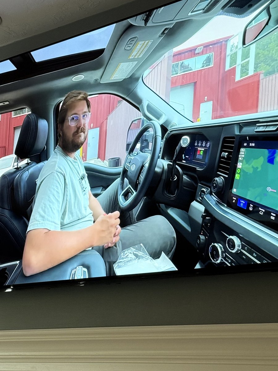 Michael_L_Rauch's tweet image. OMG @itskyleconner using Apple CarPlay! What the heck is going on? 🤣😂