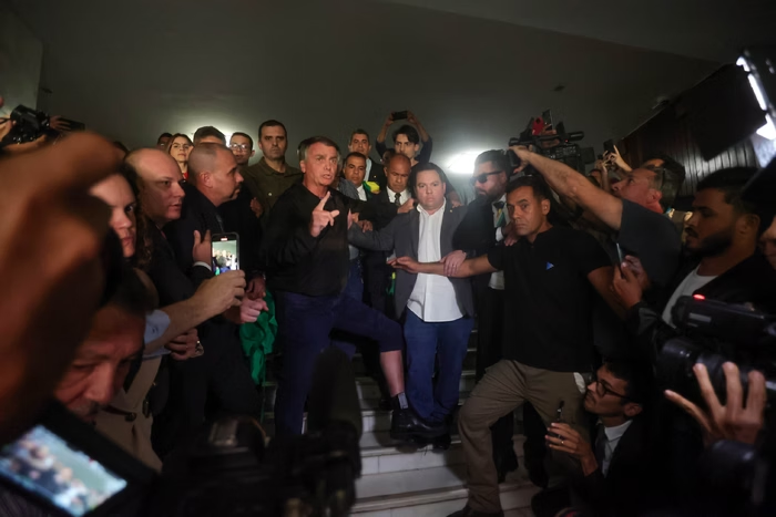 Metropoles's tweet image. ➡️ Sem estrutura na PF, Bolsonaro pode ficar preso em unidade militar
A expectativa, porém, é que Bolsonaro não será preso por declarações em redes sociais. Motivo é considerado fraco para medida extrema
Leia na coluna de Andreza Matais: curt.link/Upmwf