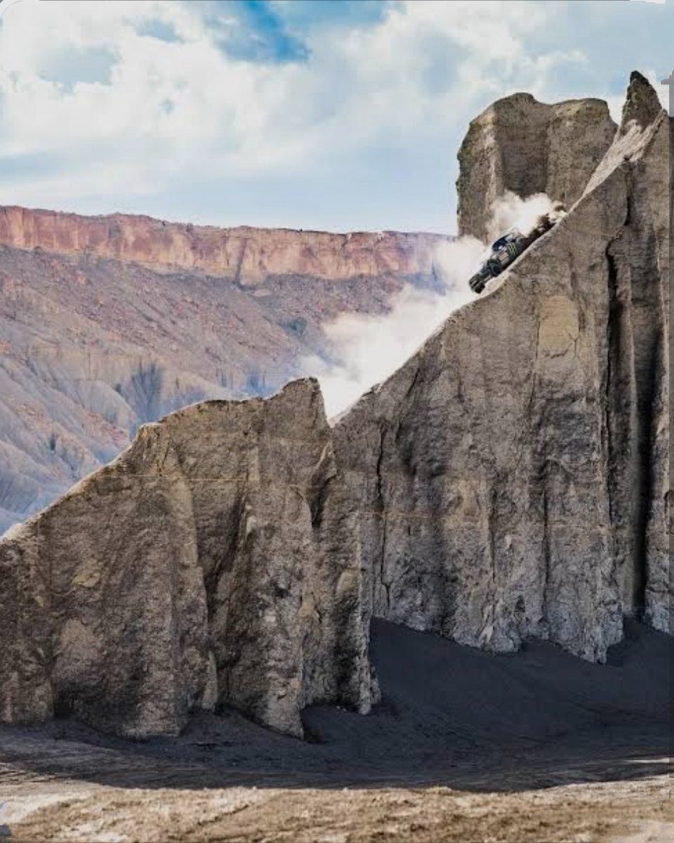 QDrop2450's tweet image. Knife's Edge bentonite clay feature in Caineville Swing Arm City in Utah
Wow! 😲
~Meltology~🫠