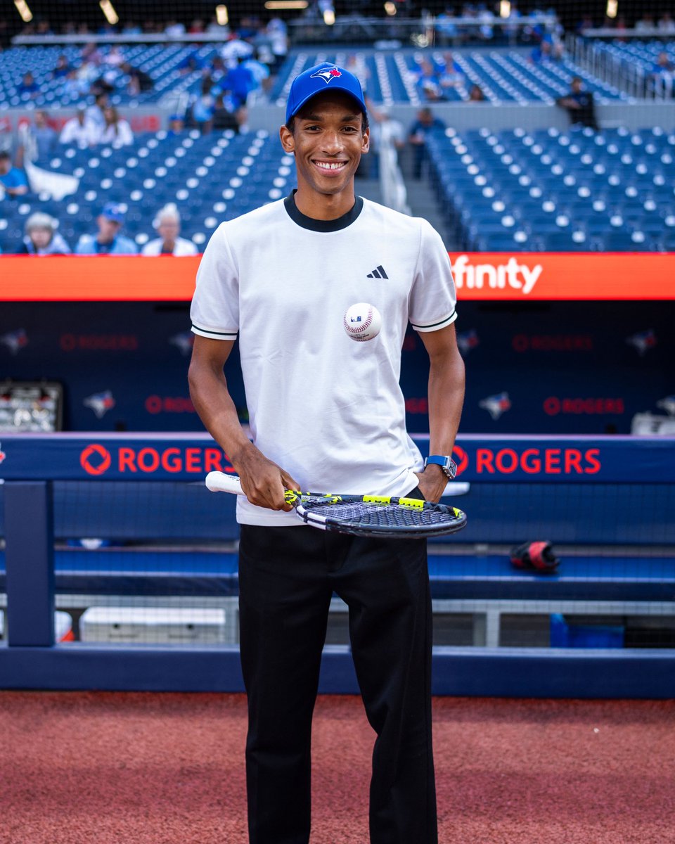 BlueJays's tweet image. Getting ready for a BIG week 🎾
Félix Auger-Aliassime is here 👋👋
