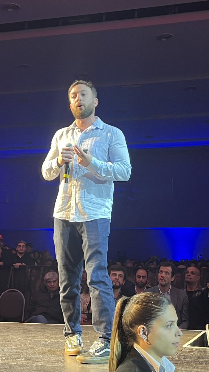 ekammerath's tweet image. A salón lleno, frente a más de 2500 personas, @AgustinLaje expone en la @DerechaFest!