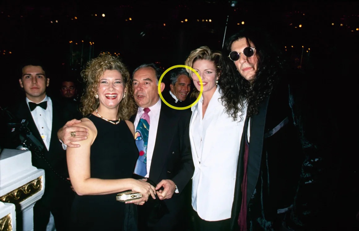 KyleKulinski's tweet image. NEW IMAGES EMERGE OF EPSTEIN AT TRUMP'S WEDDING IN 1993 - CNN