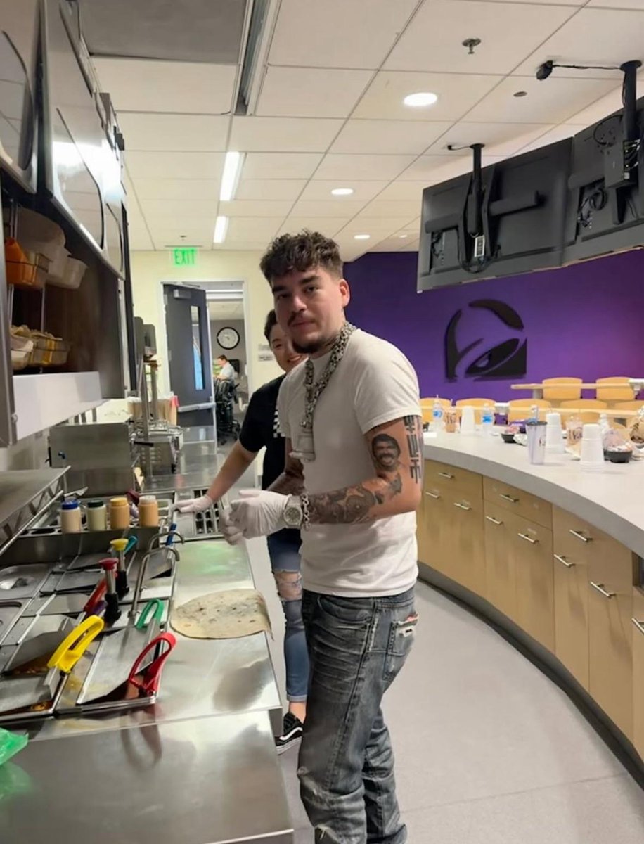 Kurrco's tweet image. Yeat and Taco Bell launch new FanStylë program with 'The YeatWrap' 🔔
Fans can make their own custom menu item, and one will be chosen for the permanent Taco Bell menu 👀
