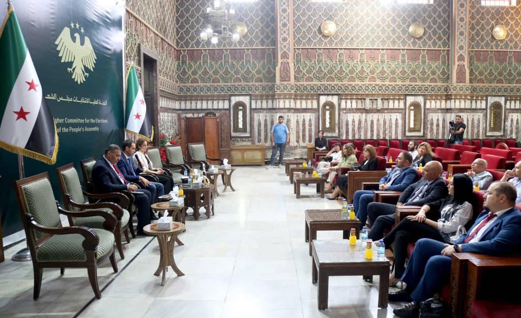 AhmadSY0309's tweet image. بالأمس التقت اللجنة العليا للانتخابات وفدًا من ملتقى "سوريا الغد" المدني المسيحي، وناقشوا مسودة النظام الانتخابي، مؤكدين أهمية تمثيل المرأة والشباب والمصابين من الثوار، وشددوا على الشفافية وتوازن الكفاءة والتمثيل في تشكيل اللجان.