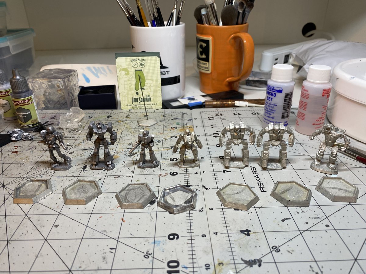 knightsandweek1's tweet image. They came out of the chemical baths looking good. Now its time to figure out what paint schemes I want. #Battletech