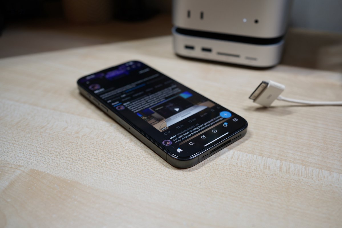 NekoMichiUBC's tweet image. In 2023, Apple switched back from Lightning to the 30-pin connector on the iPhone 15 series after the EU Commission chose that as the common charger standard for all electronic devices.
#AlternateTimelineApple