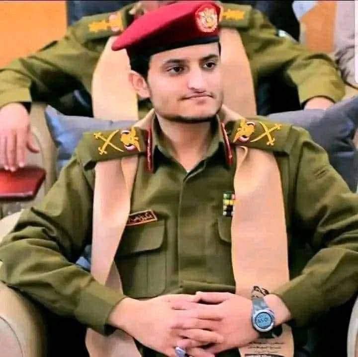 يوم حملت به أمه… كان ملازم ثاني وهو لسه جنين
 ولما بدأ يتشكّل في بطنها… ترقّى ملازم أول
 ولدته نقيب، وعند الفطام صار رائد
 أول ما دخل ابتدائي… مقدم
 وفي الإعدادية صار عقيد
 وبعد الثانوية… عميد
ولما كمل 18 سنة فقط… أصبح لواء،، هاذا قائد كتائب الوهبيه البيضاء
