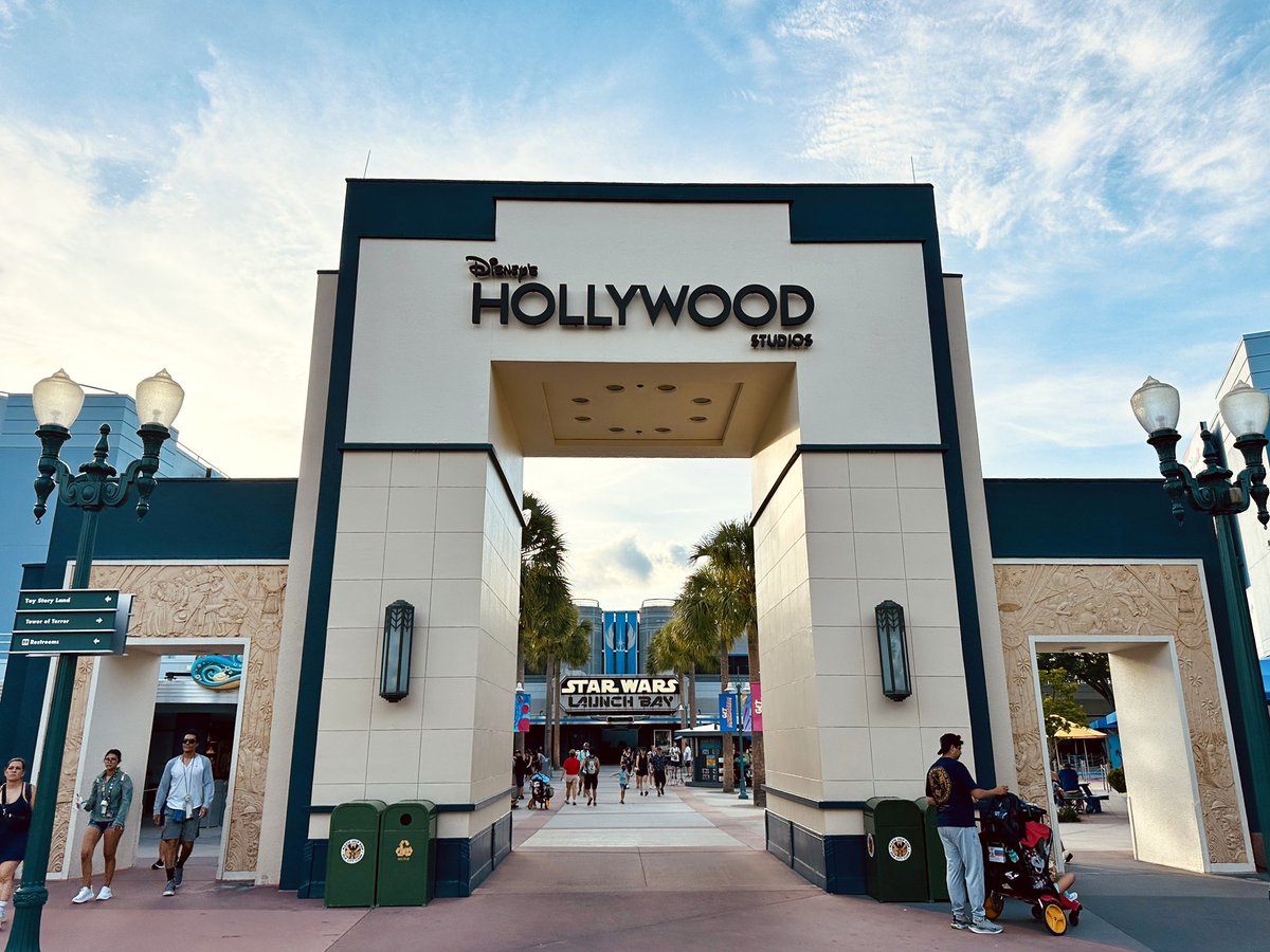 TPMvideos's tweet image. Never took time to appreciate the detail of the old MGM studios arch but just realized there’s carvings of animators animating Goofy & Donald. It’s a very cool art piece!