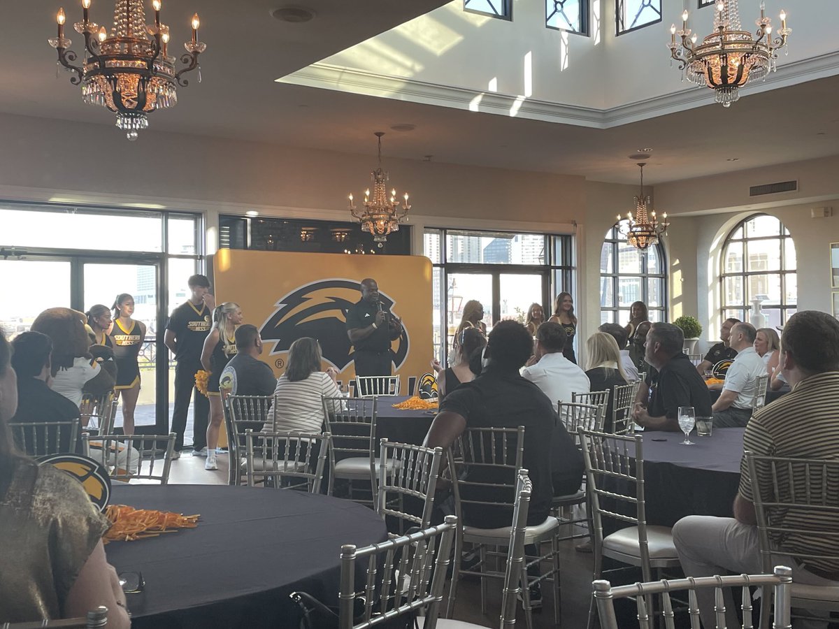 ShawnJonesUSM's tweet image. The Golden Eagle Road Show continues tonight in New Orleans with โฆ@CoachHuffโฉ! #SMTTT ๐ฆ
๐