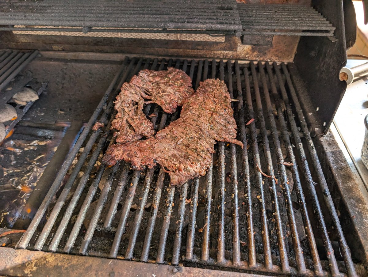 RickWalkerTX's tweet image. If you use those big organic limes on your fajitas, eventually you can get the fajita to fall apart like a roast.
Don't go cheap on the limes.
Paprika, soy sauce, cilantro, fresh pineapple juice, salt, chunky pepper, and ???