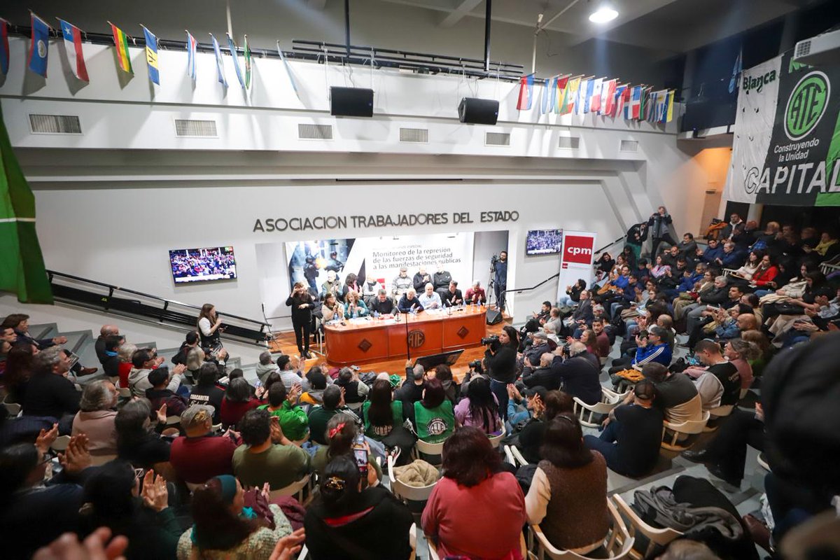 rodoaguiar's tweet image. AHORA!!
EN 2025 SE DUPLICARON LOS HECHOS DE REPRESIÓN DEL 2024!!
EN LA ARGENTINA QUIEREN PRIVATIZAR TODO PERO AL MIEDO LO ESTATIZARON!!
Tenemos que destacar que la Comisión Provincial por la Memoria haya presentado su Informe Semestral sobre la Represión en la Sede de ATE. Si…