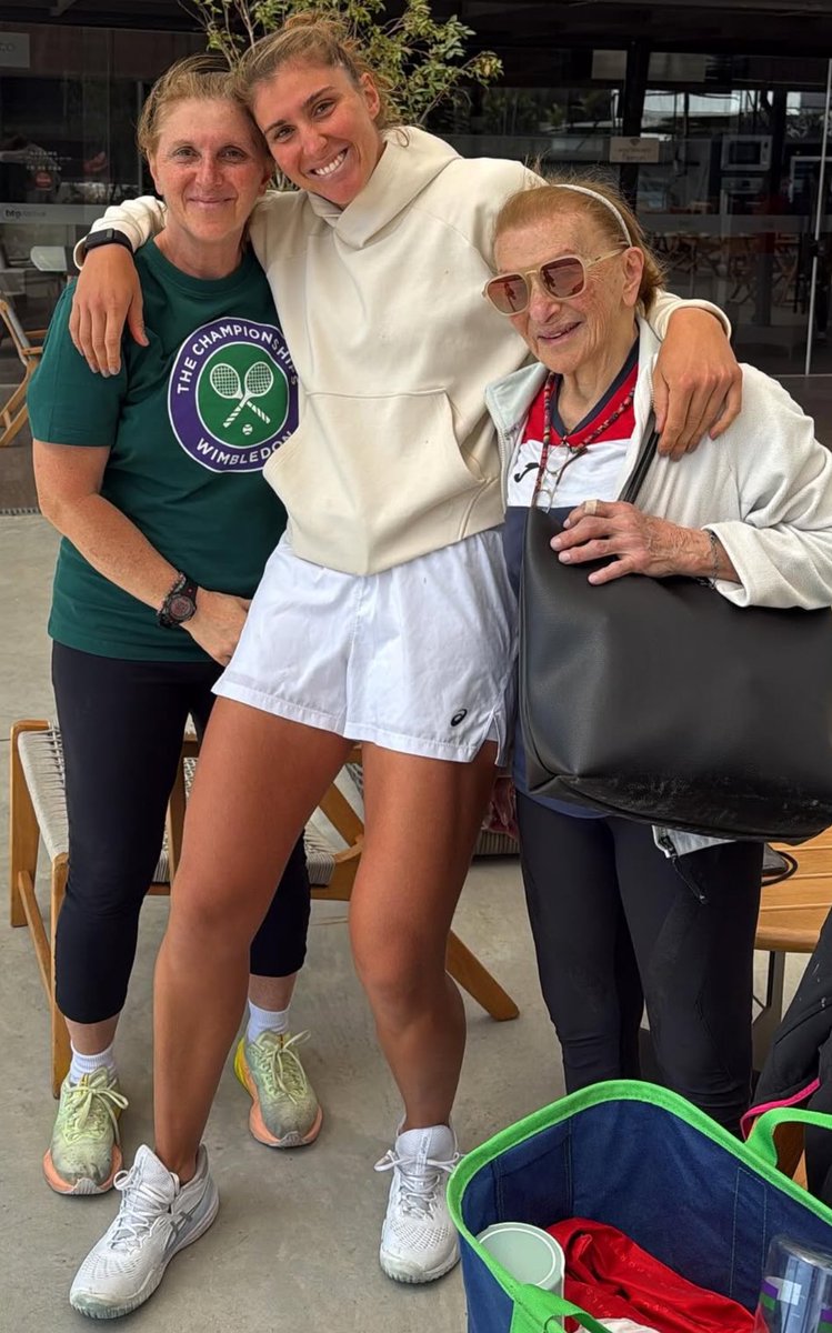 sisiesportes's tweet image. Bia Haddad com a mãe e a avó, fico incrédula como são parecidas 🥹