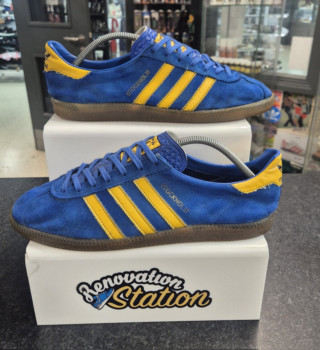 Rescue job. Would be near impossible to get these box fresh, but with a job like this its about getting them back to a wearable state. Toebox grease removed, redyed, and suede nice and soft again. Protected and good to go 💛💙