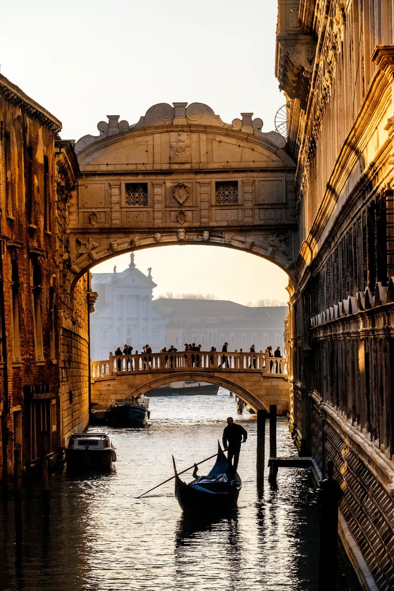 Fascinate_Hist's tweet image. The "Bridge of Sighs" might be a romantic hotspot today, but it originally connected the interrogation rooms of the Doge's Palace to the prison; its name comes from the idea that prisoners sighed at their last view of the beautiful Venice cityscape through the barred windows.