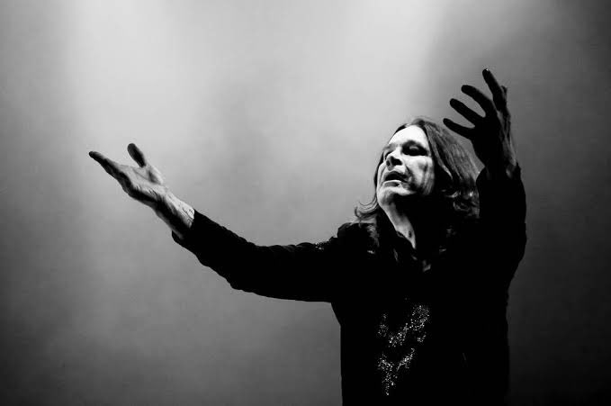 ShivAroor's tweet image. “My eyes are blind, but I can see
The snowflakes glisten on the tree
The sun no longer sets me free
I feel there's no place freezing me.”
Black Sabbath, ‘Snowblind’ (1972)
RIP Ozzy Osbourne