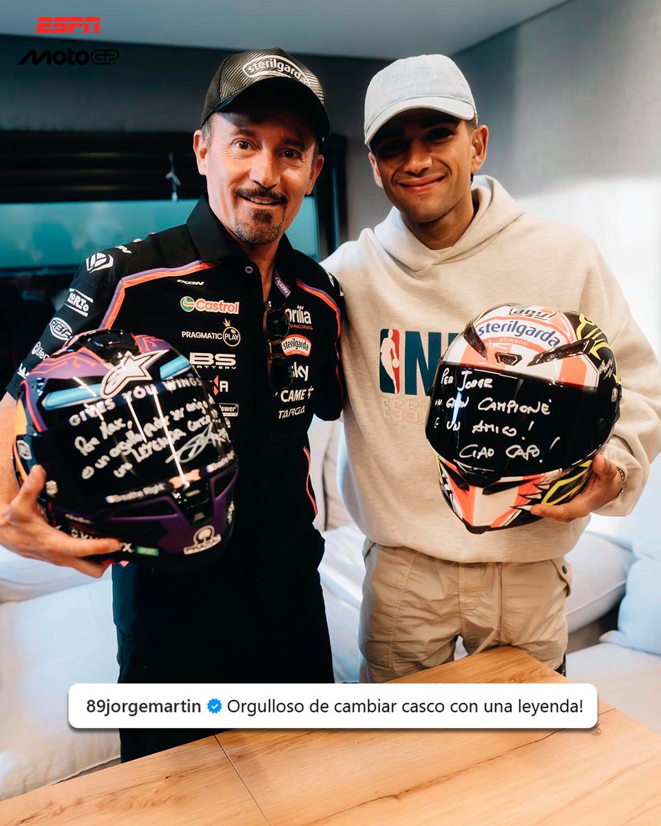 MotoGP_ESPN's tweet image. ¡Qué encuentro! Jorge Martín y Max Biaggi intercambiaron cascos y lo inmortalizaron en esta foto. 😍
