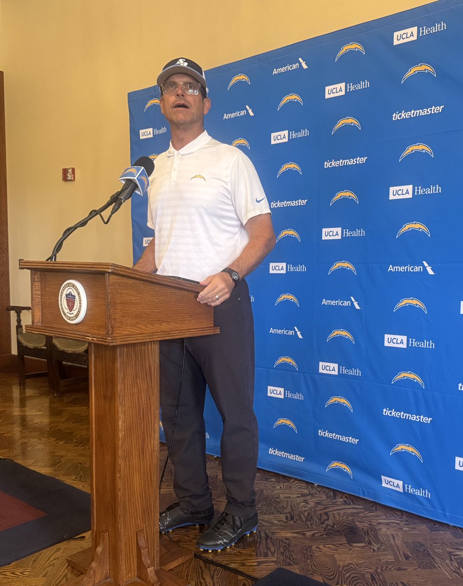 krisrhim1's tweet image. Jim Harbaugh on being back at the University of San Diego, where he got his first HC job a little over two decades ago:
“Incredible. As the busses came down the little hairs on my arm were standing up.”