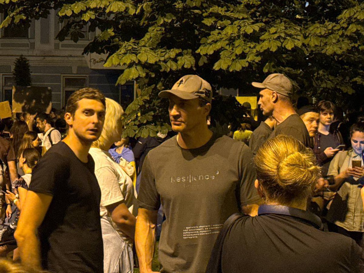 KyivPost's tweet image. Kyiv Mayor Vitalii Klitschko and his brother Volodymyr are joining the protests in central Kyiv against parliament’s move to strip key anti-corruption bodies of their independence.