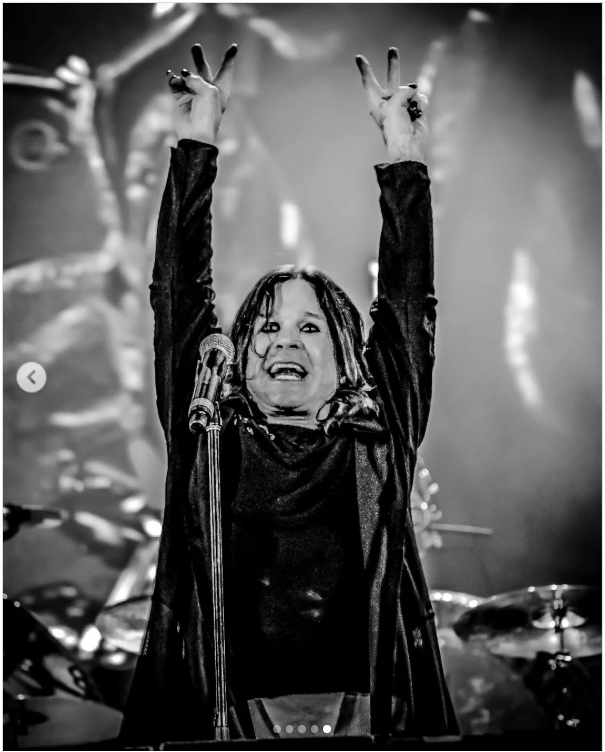 fuchocornejo_'s tweet photo. Yo podría estar meses hablándoles de las fotos maravillosas que Ignacio Orrego de @fotorockchile ha sacado en su vida. Pero esta de Ozzy en el show de Black Sabbath en el Estadio Monumental resume al personaje tal como lo queremos recordar.
🖤 https://t.co/3WzIdfa7pc