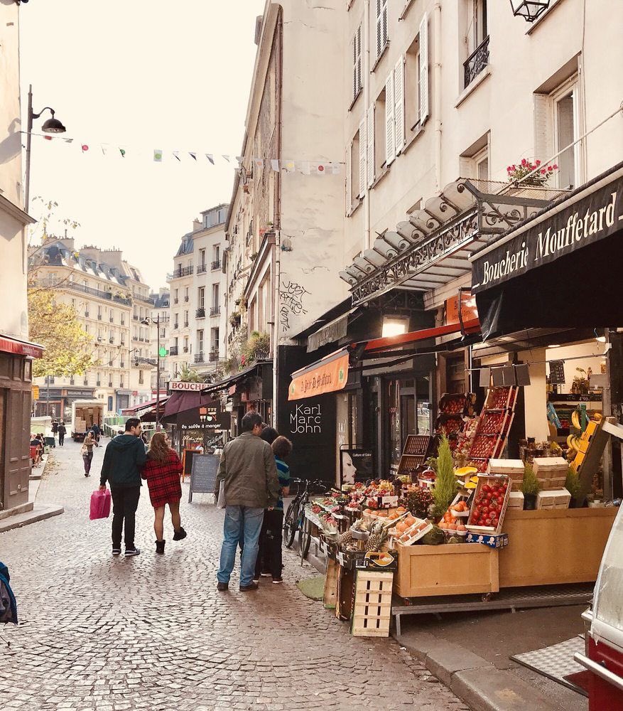 UrbanCourtyard's tweet image. Even our pre-car/war neighborhoods don’t have good mixed-use apartment buildings like this, right?
As far as I know, maybe excepting a FEW neighborhoods in NYC, American legacy neighborhoods don’t begin to approach the walkability and convenience of mixed-use euro city centers.…