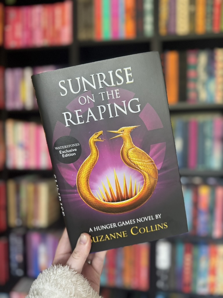 secret_bookblog's tweet image. ✨✨ NEW REVIEW ✨✨
⭐️⭐️⭐️⭐️⭐️
“The snow may fall, but the sun also rises.”
Screaming, Crying, Throwing Up.
As someone who holds The Hunger Games as one of my all-time favourite books and films, Sunrise on the Reaping felt like coming home — a home soaked in grief, blood and…