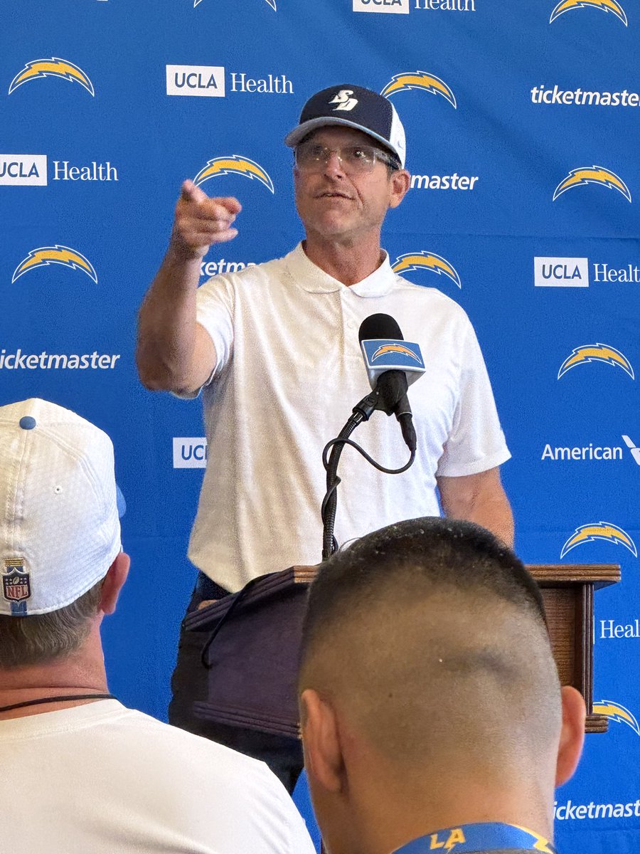 JulianDelGaudio's tweet image. Coach Harbaugh rocking a @USDToreros hat in his return to campus.