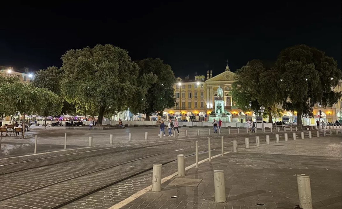 360actufr's tweet image. 🚨🇫🇷 FLASH INFO | Nice : une femme de 22 ans violée après une tentative de suicide. L’agresseur présumé, 48 ans, déjà condamné pour des faits sexuels, aurait abusée d’elle alors qu’elle était dans un état second.