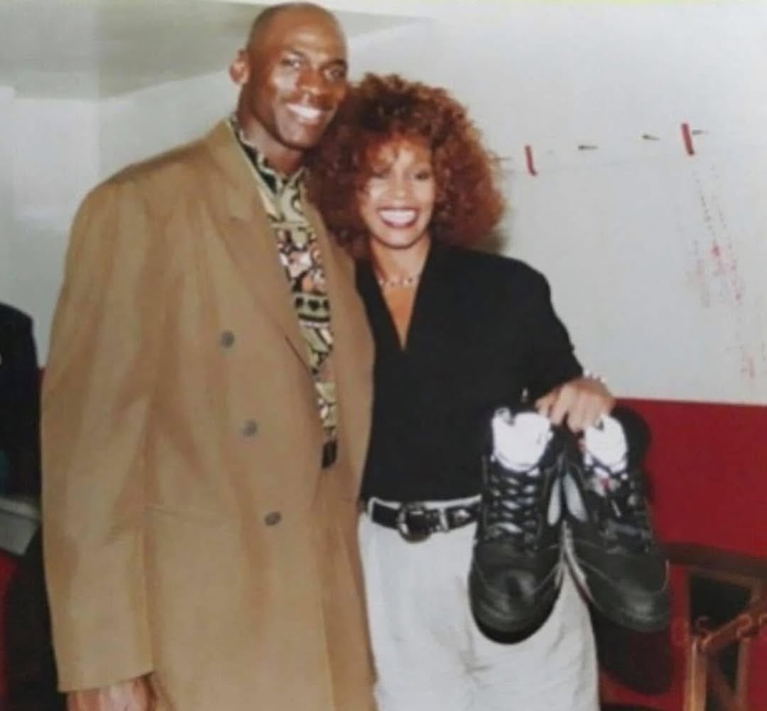 gurucollects's tweet image. 𝗗𝗜𝗗 𝗬𝗢𝗨 𝗞𝗡𝗢𝗪: In 1990, Whitney Houston sang the National Anthem at a Bulls Conference Finals game and afterward Michael Jordan gave her his game-used pair of Jordan 5’s he’d just scored 47 PTS in.
A few years after Houston’s death, the shoes were sold by her estate…